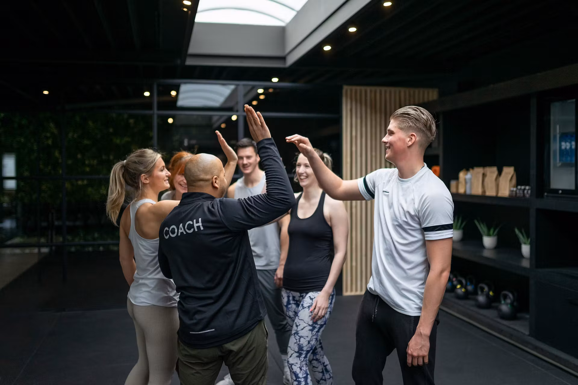 Coach en leden high five in Stronger Things Rotterdam